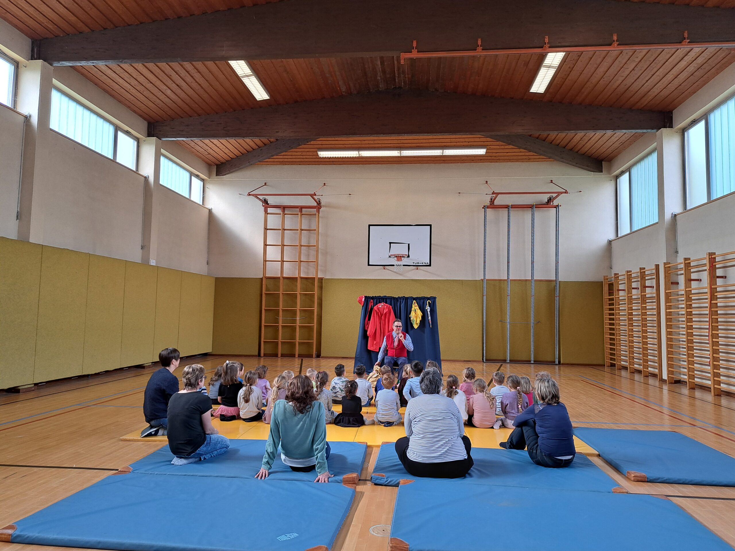 Theaterclown Dudu verzaubert Volkschul- und Kindergartenkinder